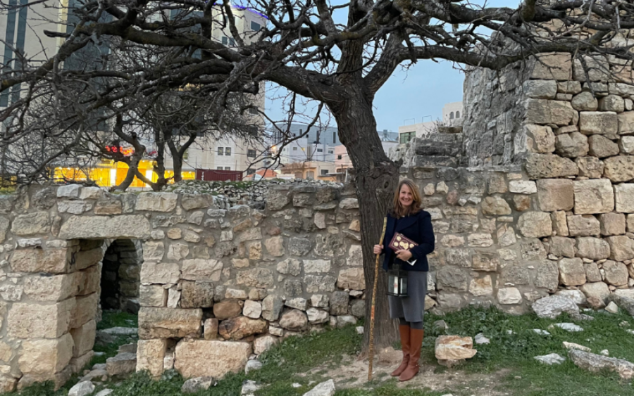 Kathleen Nichols en Mamre, Hebron en donde Abram fue encontrado por tres ángeles, bajo un laberinto. Tiene el bastón de Abraham y la lámpara de la fe que son símbolos de esta peregrinación actual de cuaresma